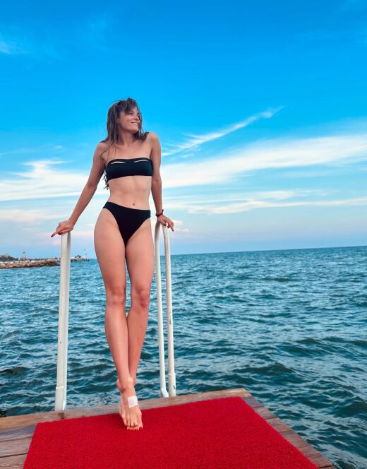 Ангелина Стречина в купальнике